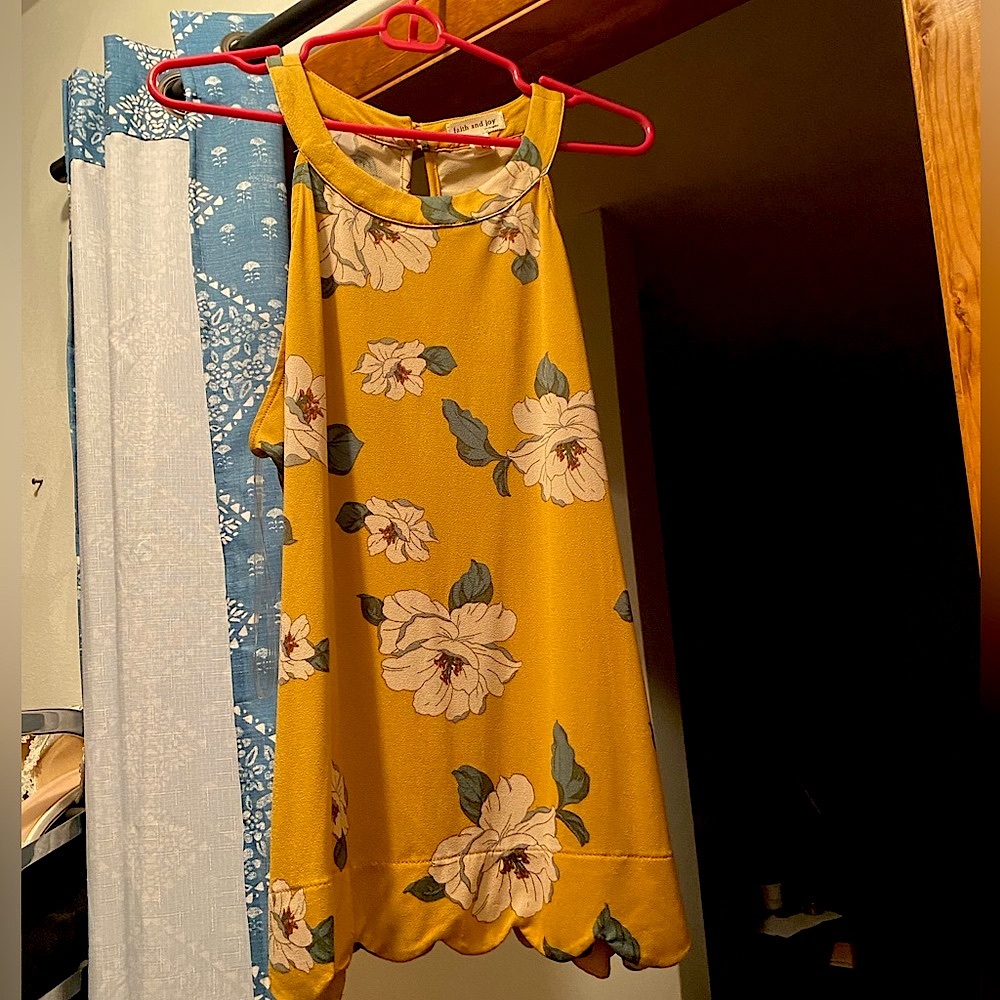 🌺 3/$15 Yellow sleeveless floral top